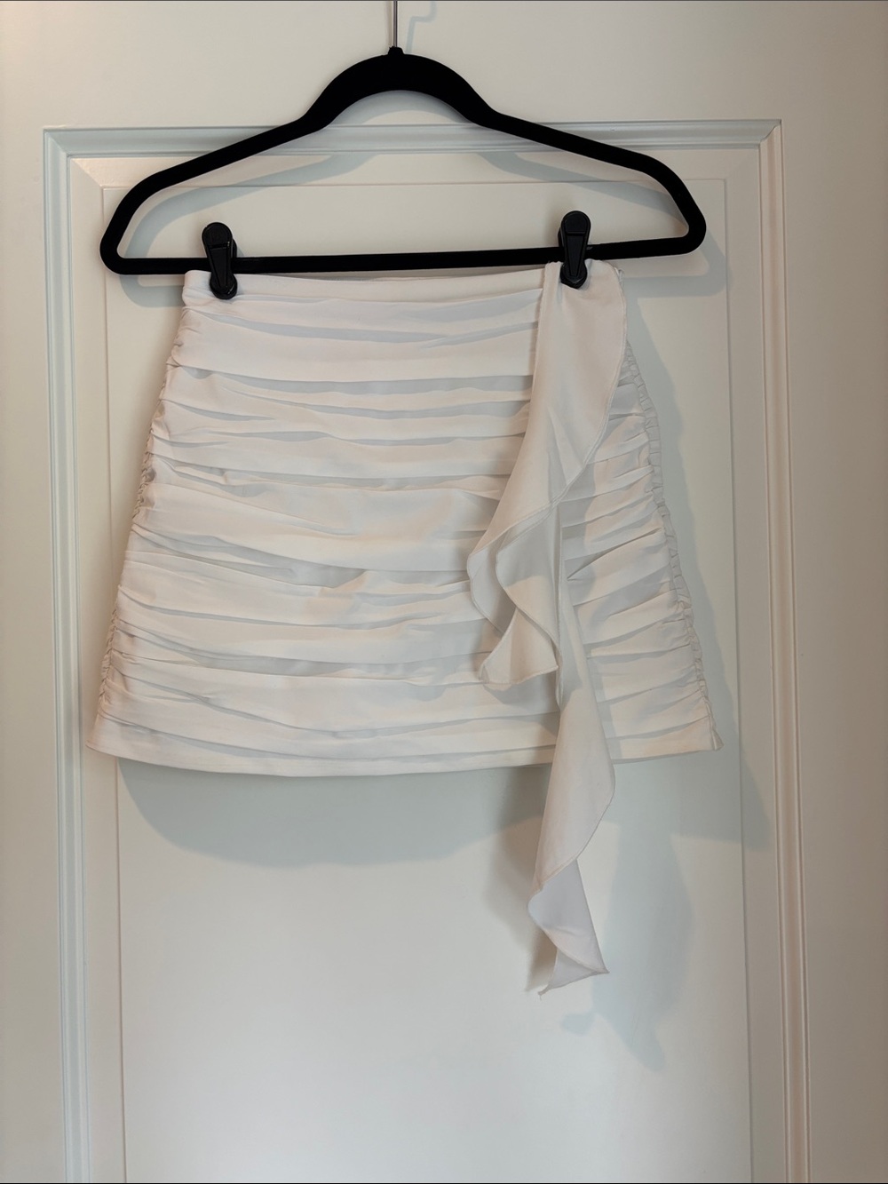 Abercrombie and Fitch White Ruffle Mini Skirt - Elegant Women's Skirt, Size XS